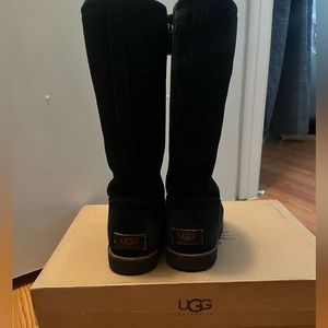 TALL ZIP UP UGGS SIZE 6